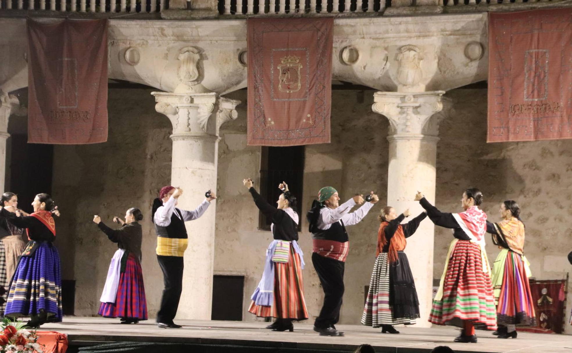 Actuación del grupo Manuel de Falla durante el festival de jotas de Cuéllar.