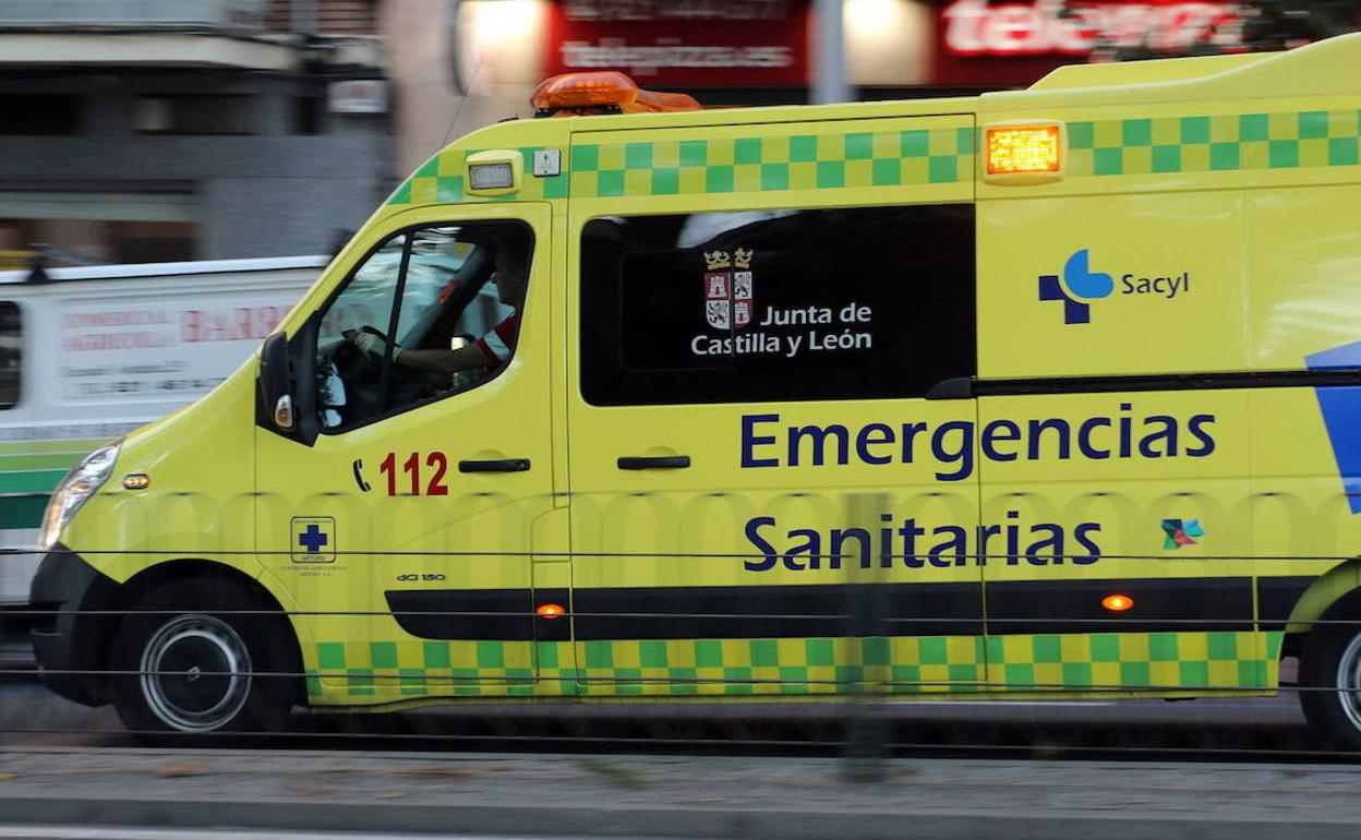 Una ambulancia del 112 de Castilla y León, en una imagen de archivo. 