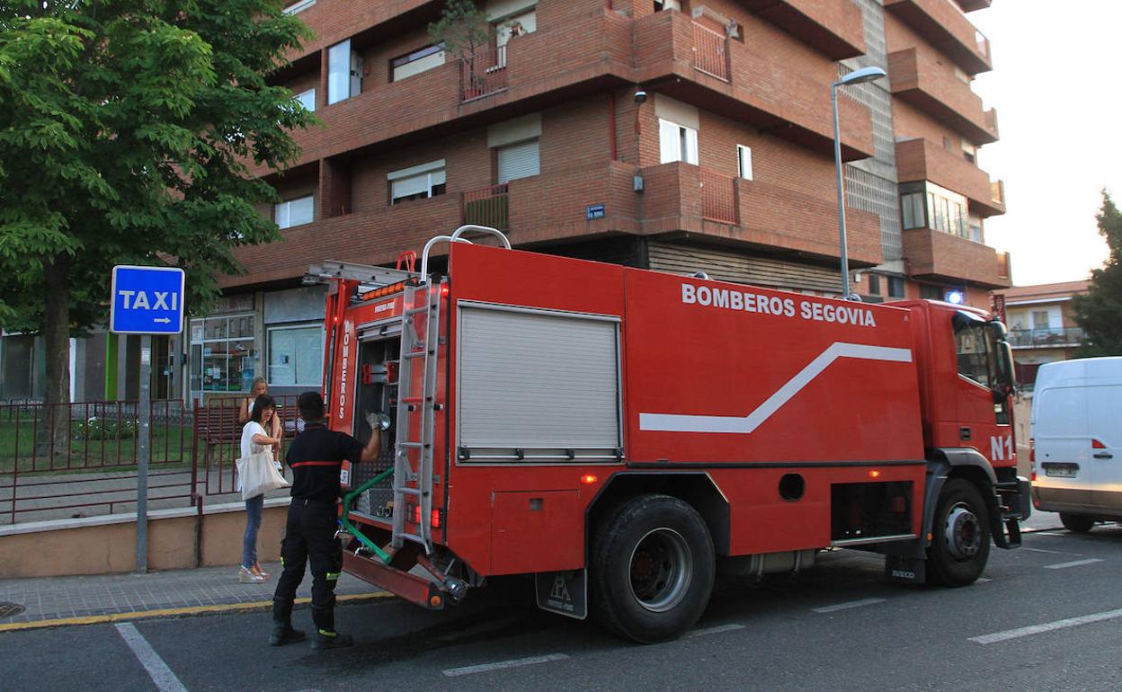 Los bomberos acudieron el viernes pasado a ayudar a los vecinos afectados por el reventón en Vía Roma. 