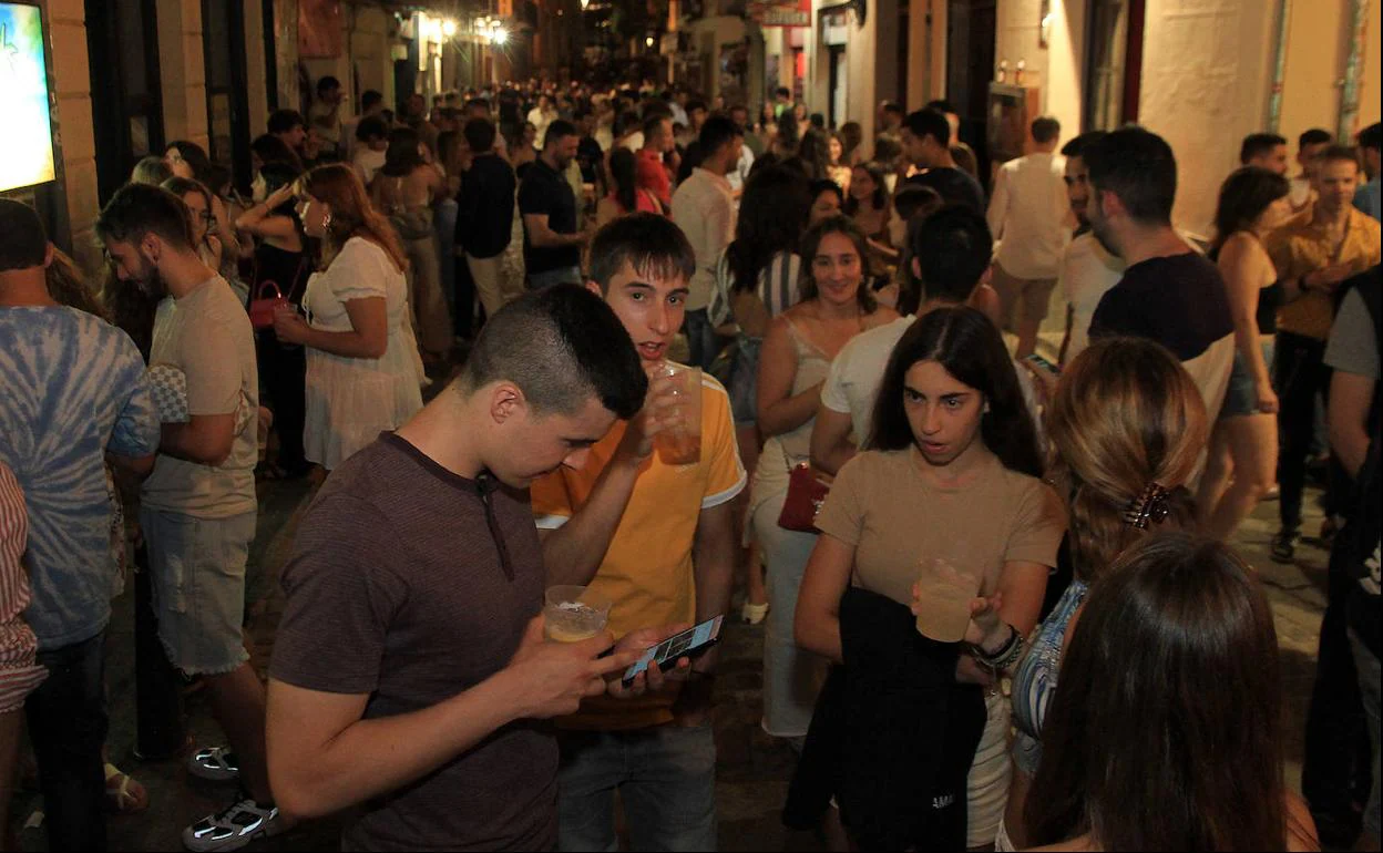 Varios grupos de personas beben en la vía pública durante las pasadas fiestas de Segovia.