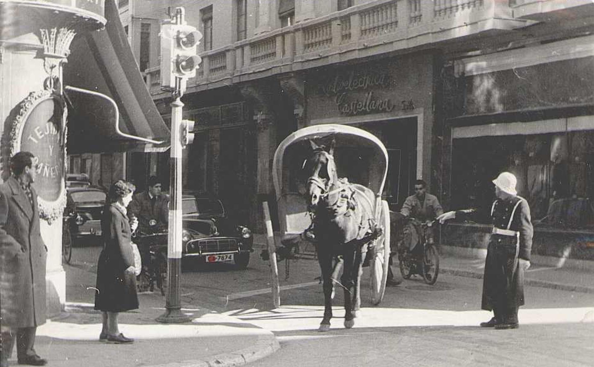 El primer semáforo de Valladolid, en la fotografía, se instaló en la calle Regalado. 