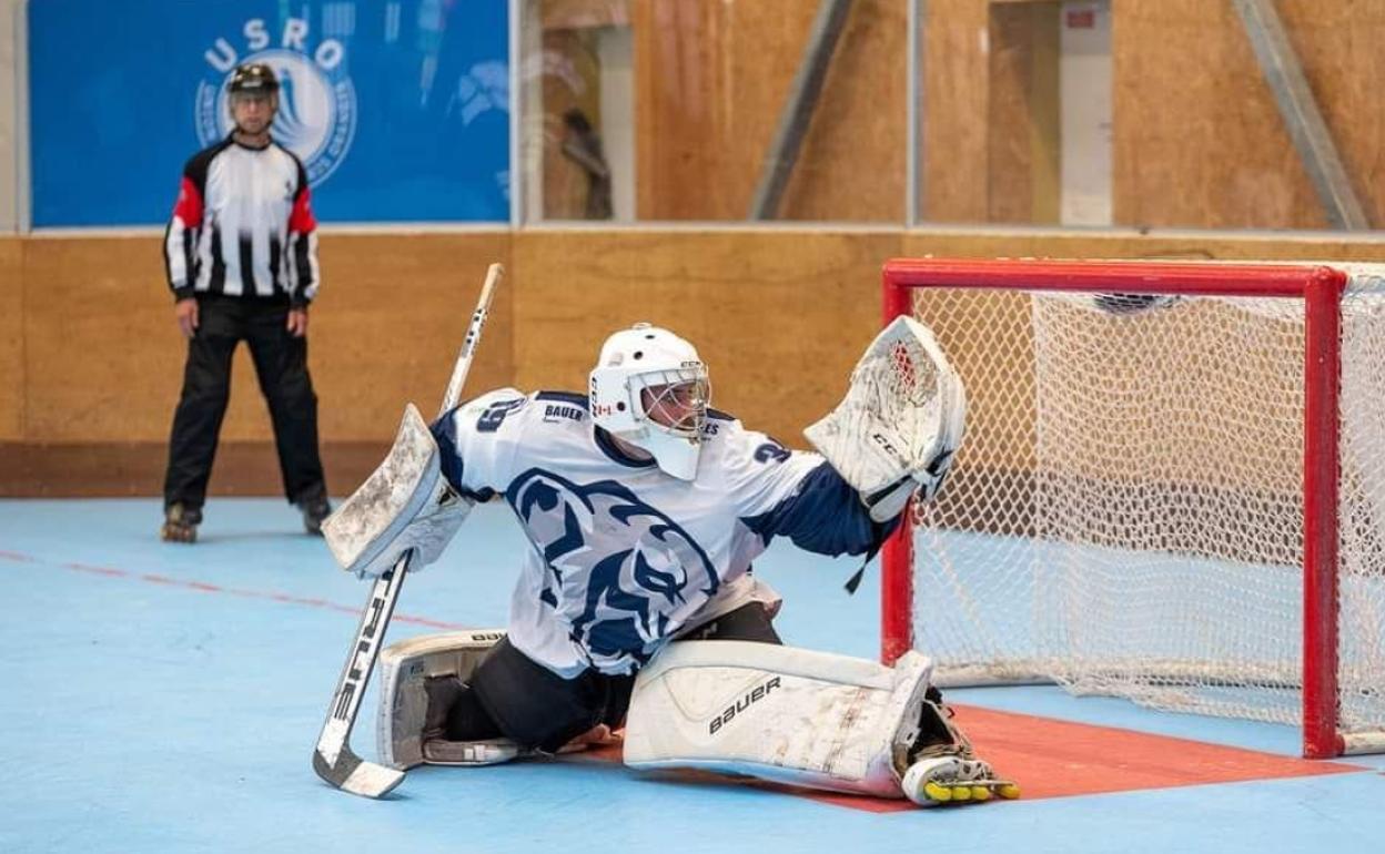 El portero Soeder, en plena acción defendiendo la portería del Garges francés. 