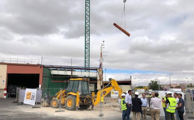 El alcalde y los responsables de la obra junto a la zona del nuevo edificio. 