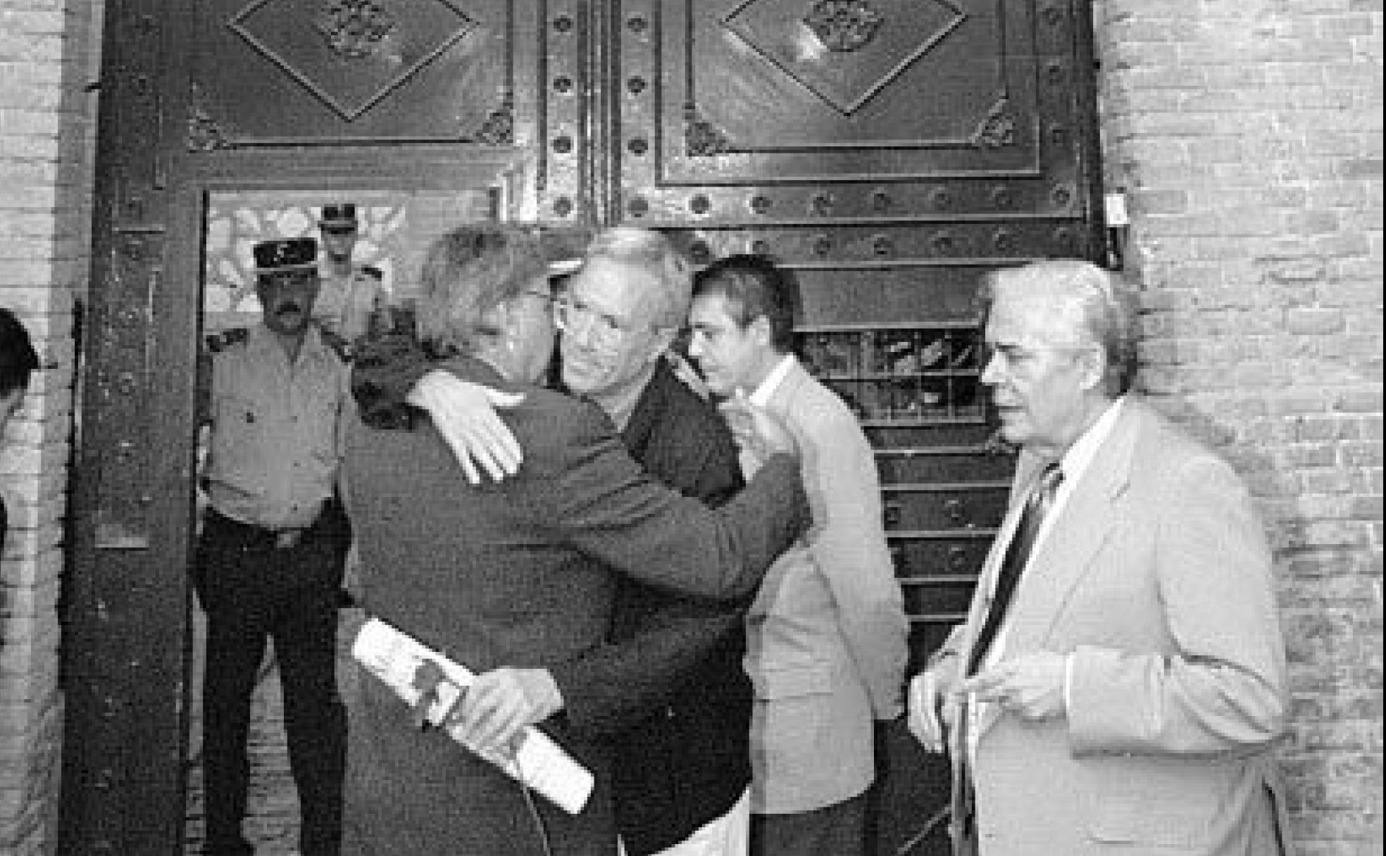 González y Barrionuevo se abrazan a la puerta de la prisión.