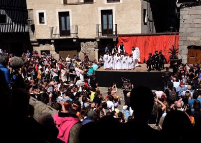 Imagen secundaria 1 - La representación de La Loa vuelve a encandilar a propios y extraños en La Alberca