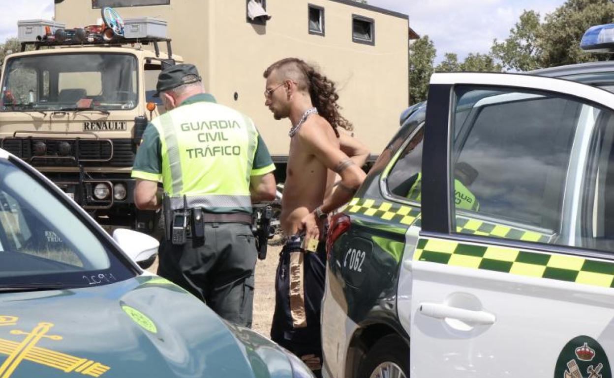 Un agente de la Guardia Civil habla con un asistente a la fiesta «rave»