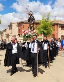 Imagen secundaria 2 - Recorrido por Villafrades (izquierda) y alfombra floral en Viana. 