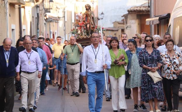 Imagen principal - Recorrido por Villafrades (izquierda) y alfombra floral en Viana. 