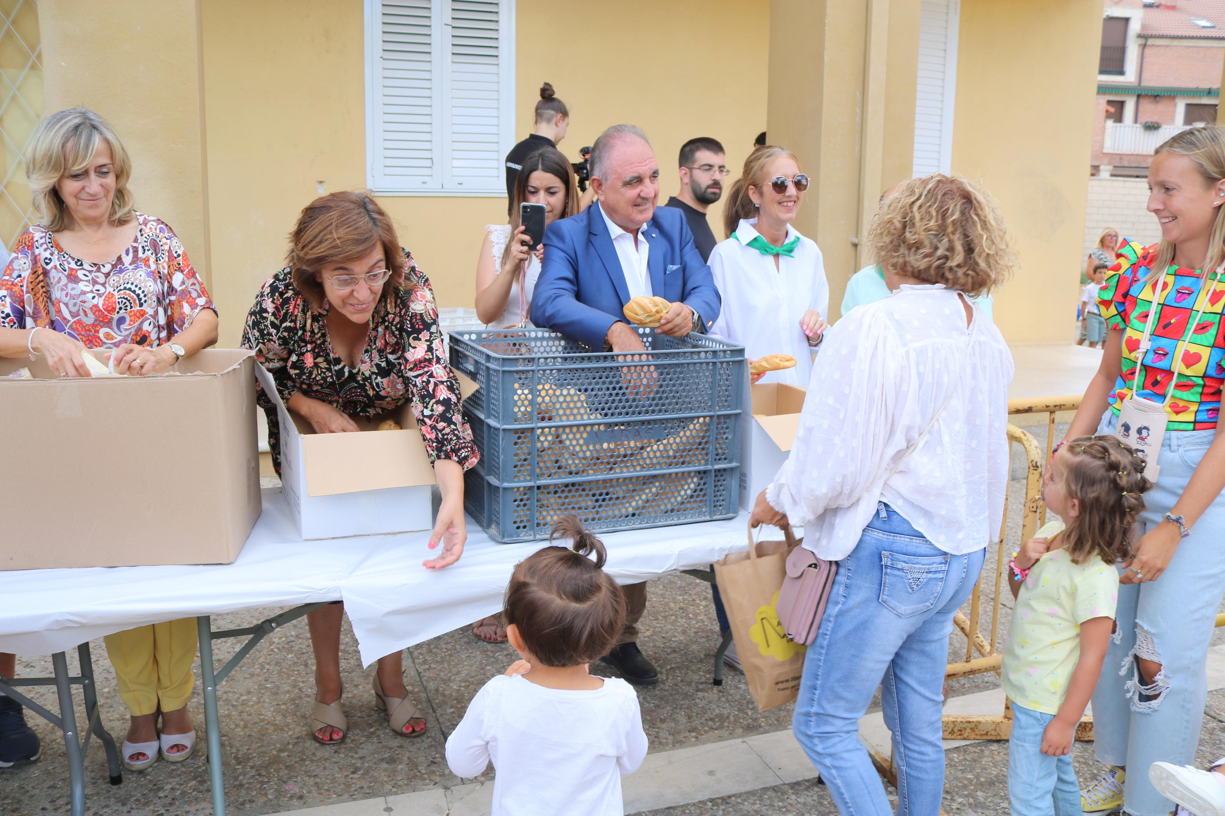 Villamuriel de Cerrato se mantiene fiel a la tradición con el reparto de pan, queso y vino