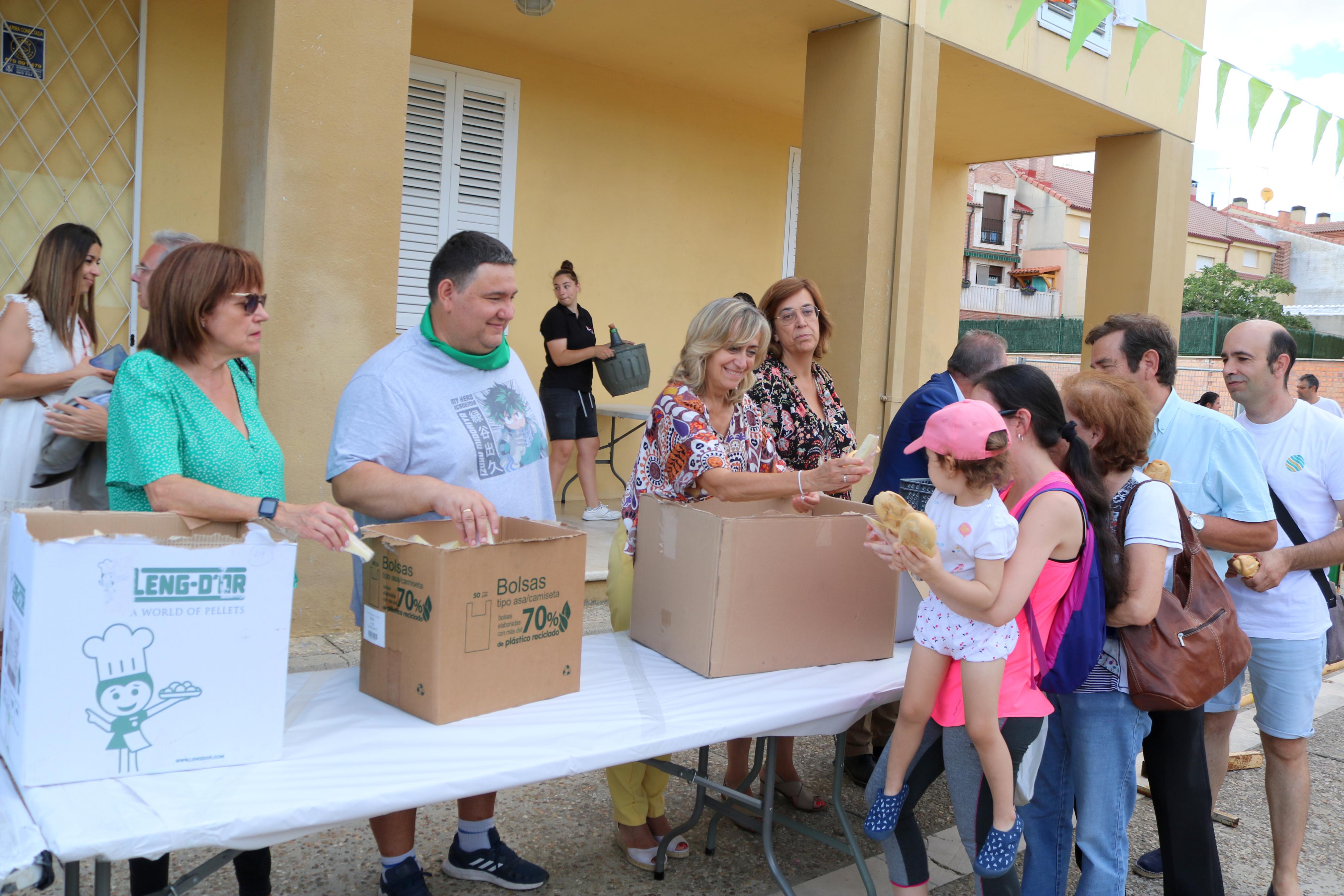 Villamuriel de Cerrato se mantiene fiel a la tradición con el reparto de pan, queso y vino