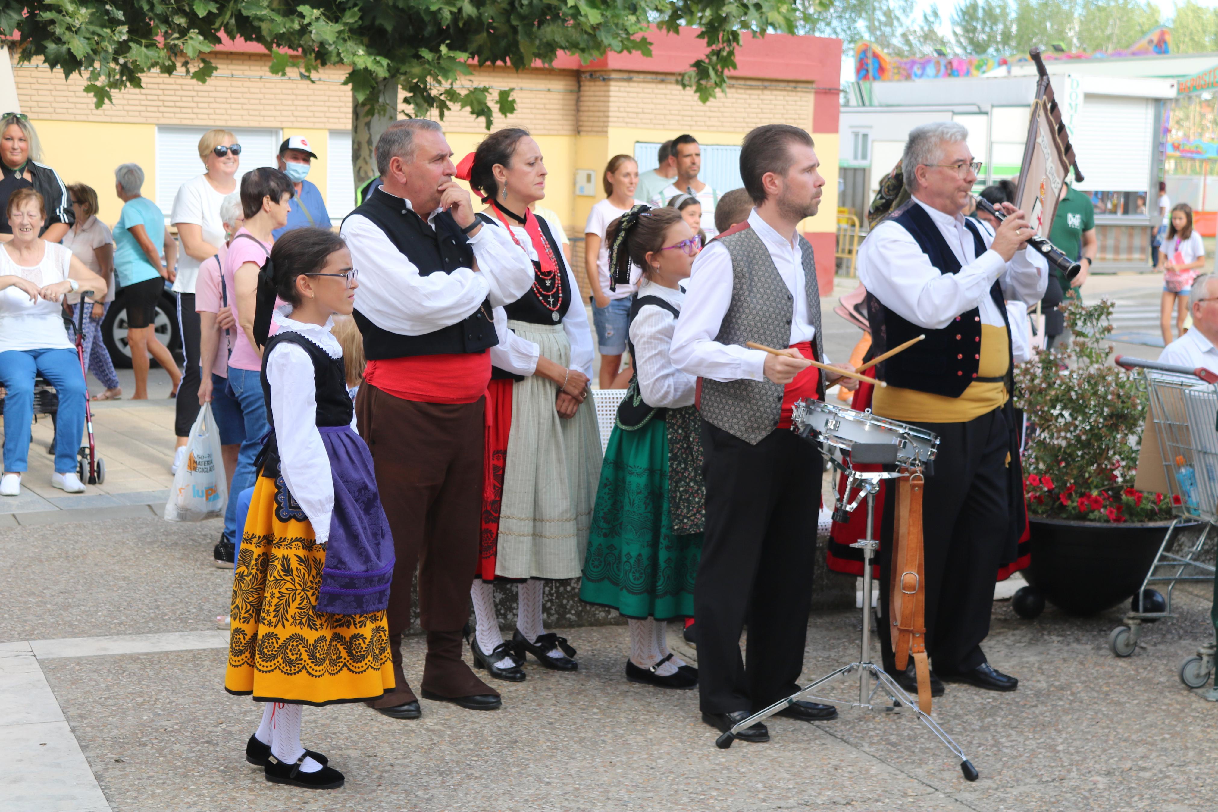 Villamuriel de Cerrato se mantiene fiel a la tradición con el reparto de pan, queso y vino