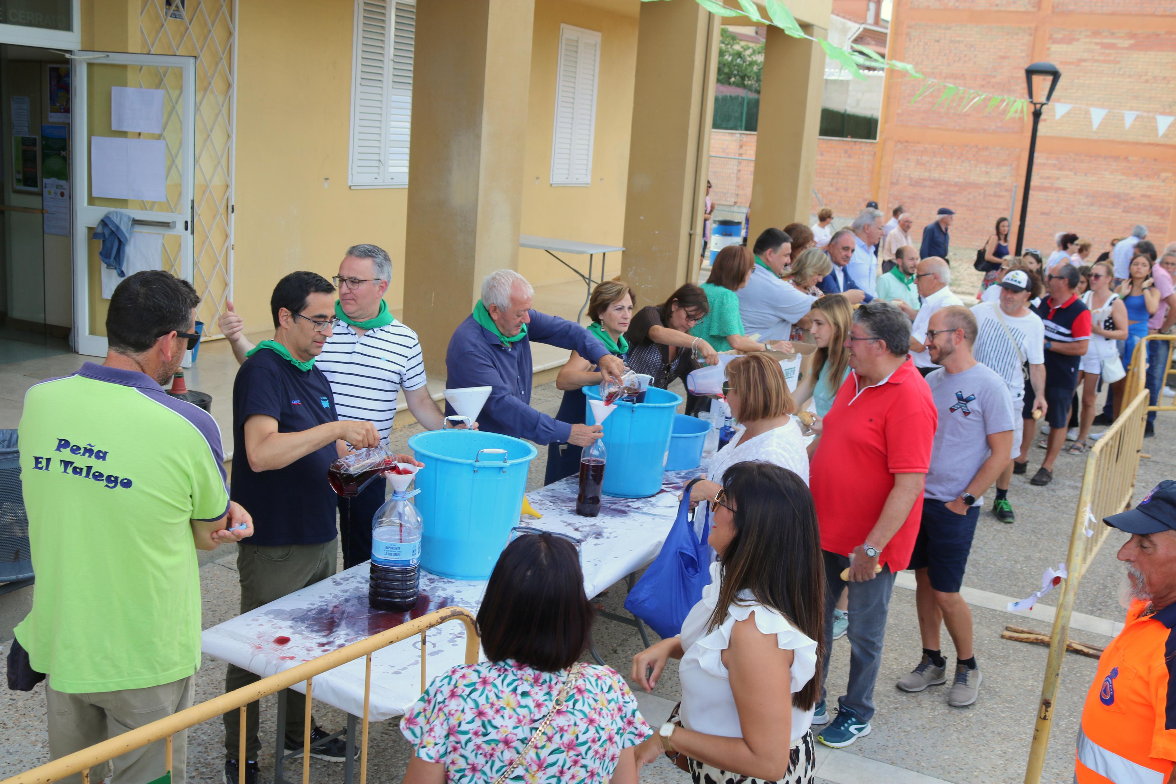 Villamuriel de Cerrato se mantiene fiel a la tradición con el reparto de pan, queso y vino