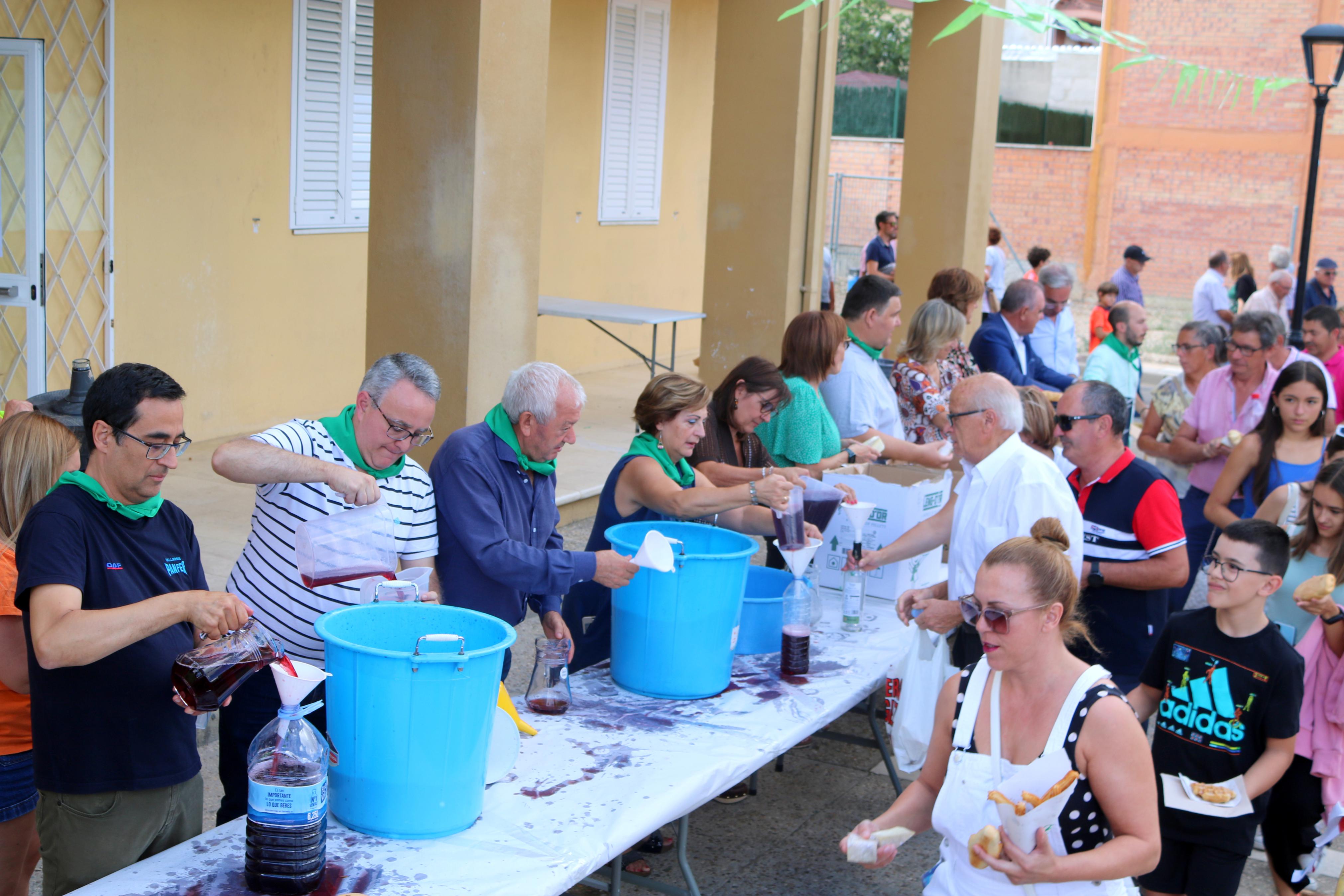 Villamuriel de Cerrato se mantiene fiel a la tradición con el reparto de pan, queso y vino