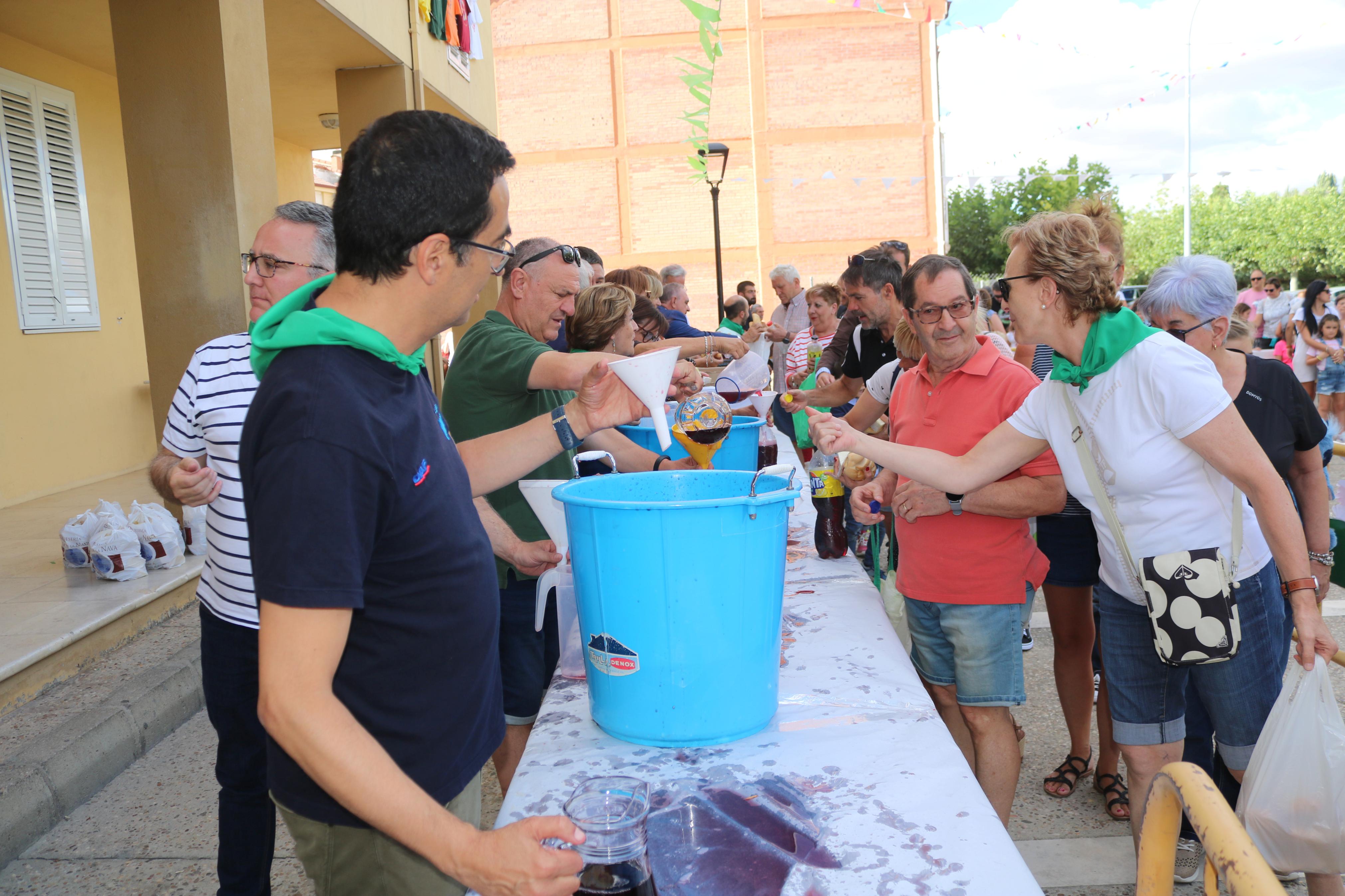 Villamuriel de Cerrato se mantiene fiel a la tradición con el reparto de pan, queso y vino