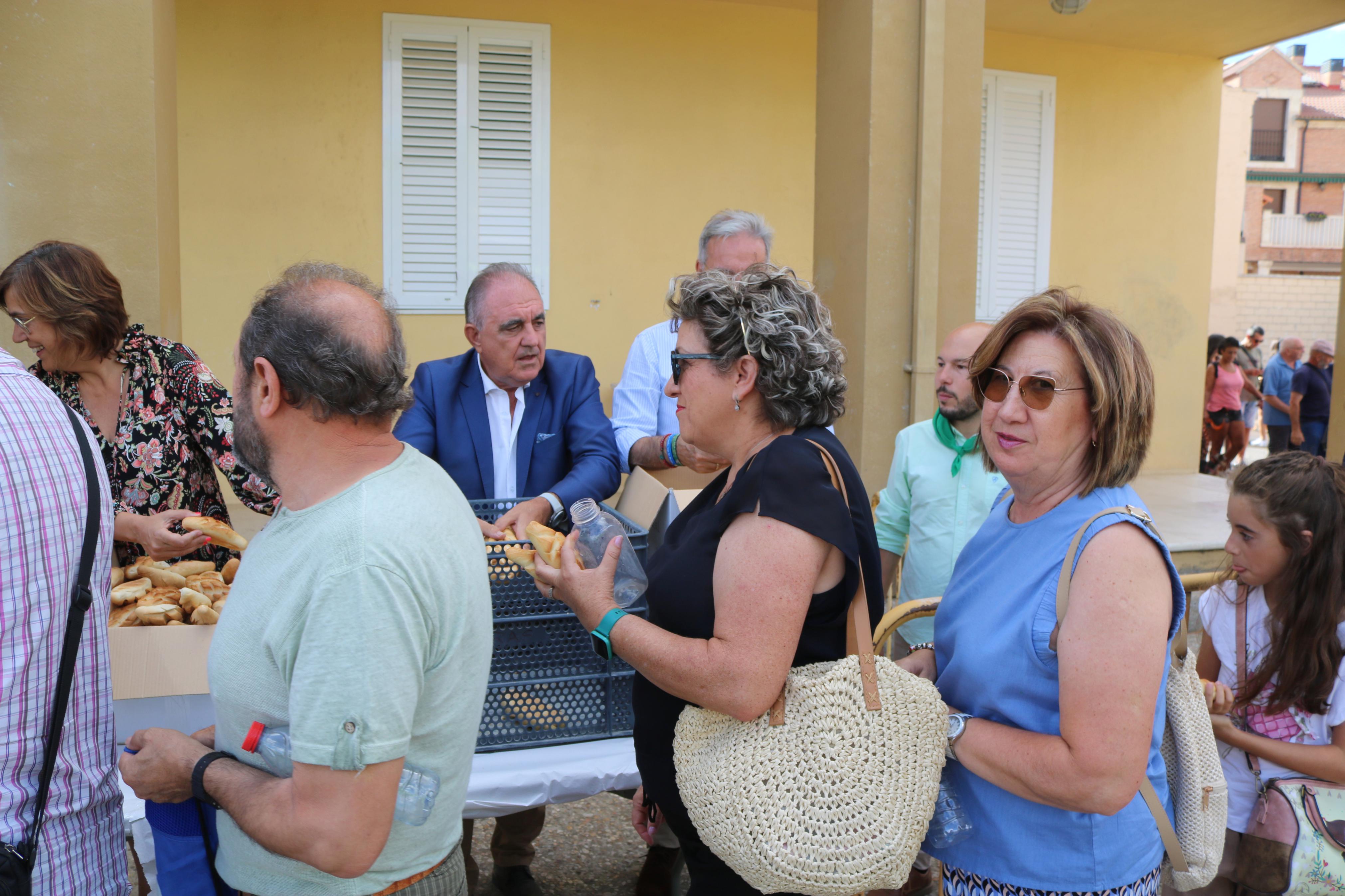 Villamuriel de Cerrato se mantiene fiel a la tradición con el reparto de pan, queso y vino