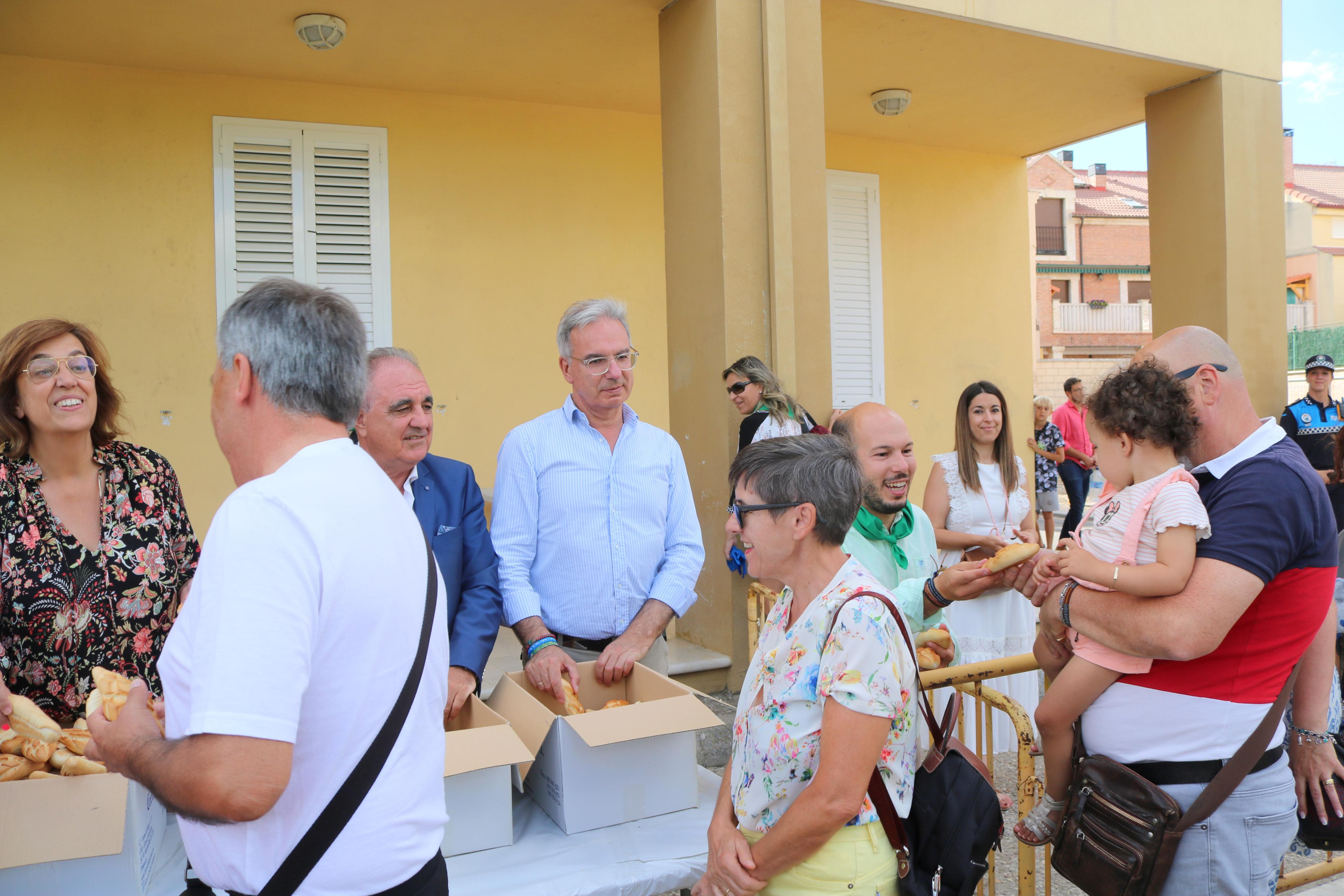 Villamuriel de Cerrato se mantiene fiel a la tradición con el reparto de pan, queso y vino