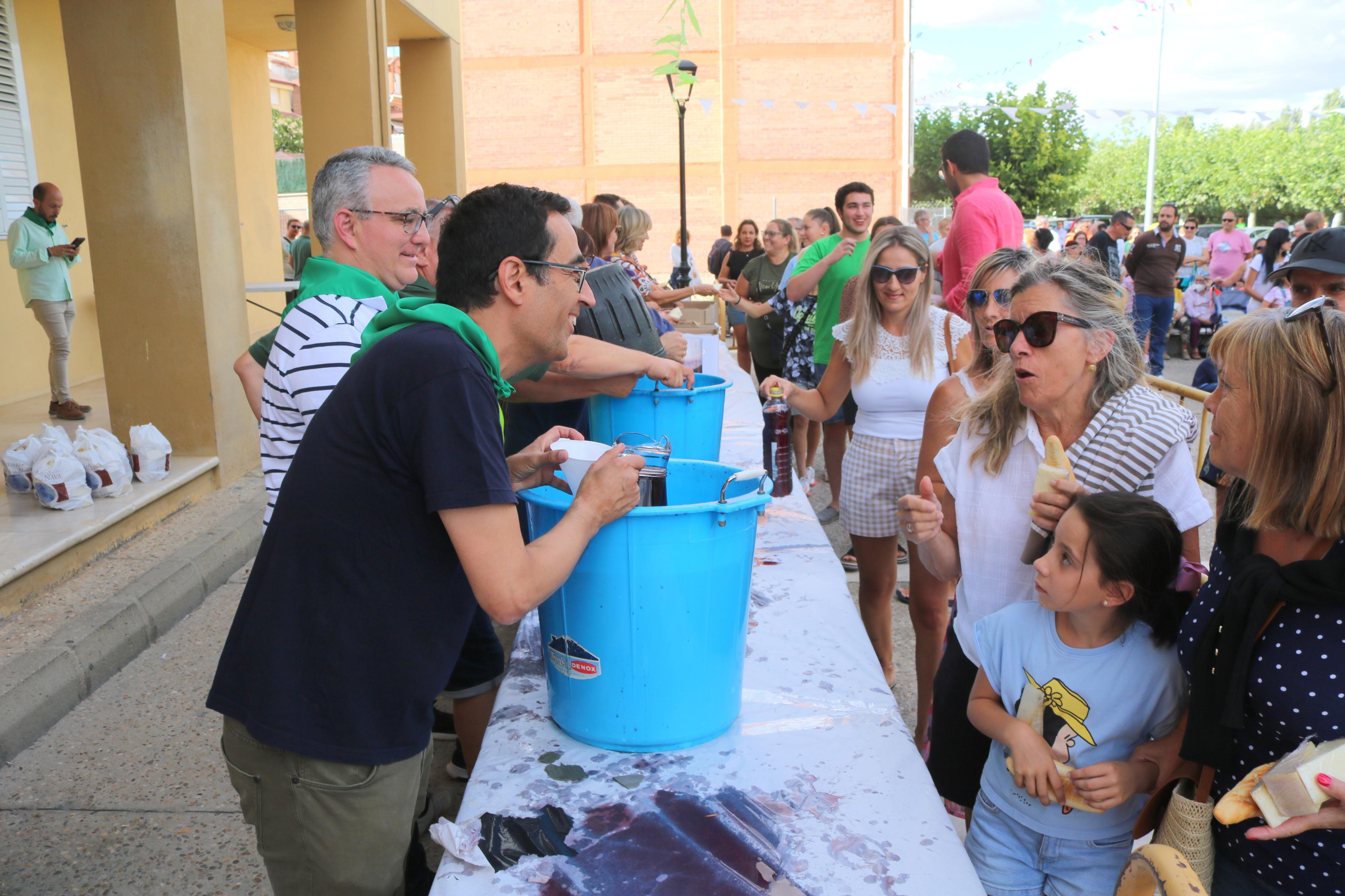 Villamuriel de Cerrato se mantiene fiel a la tradición con el reparto de pan, queso y vino