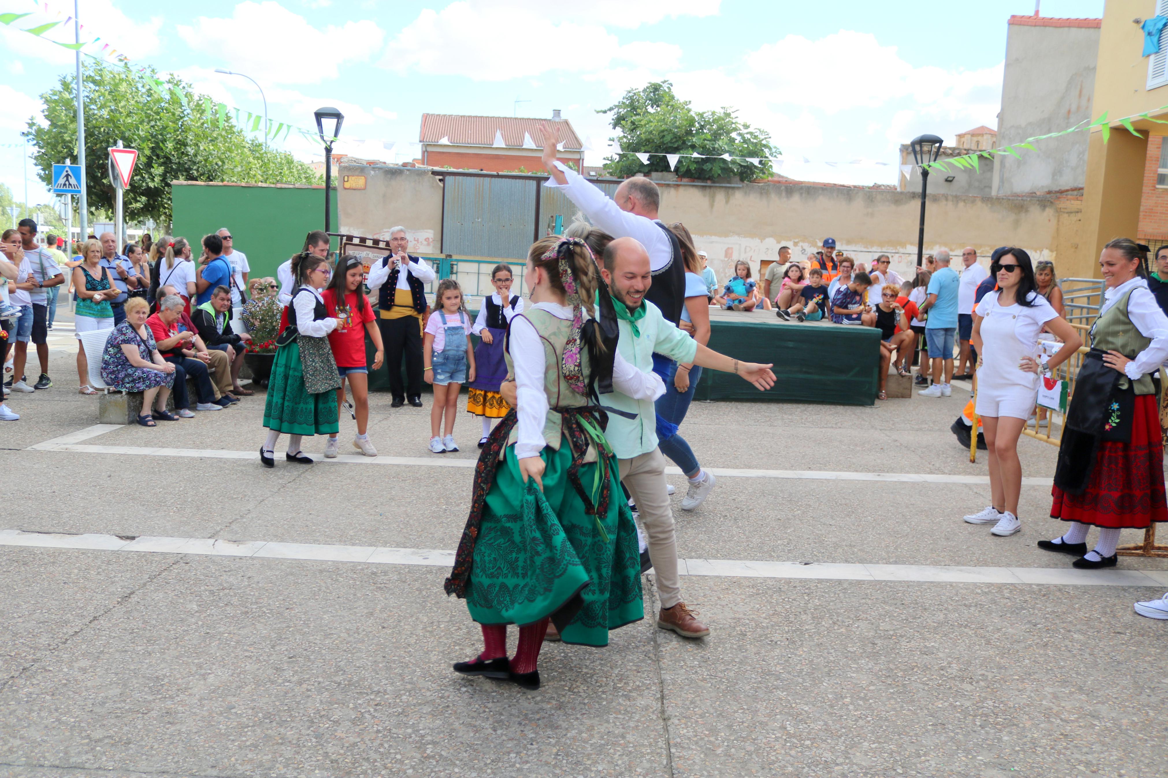 Villamuriel de Cerrato se mantiene fiel a la tradición con el reparto de pan, queso y vino