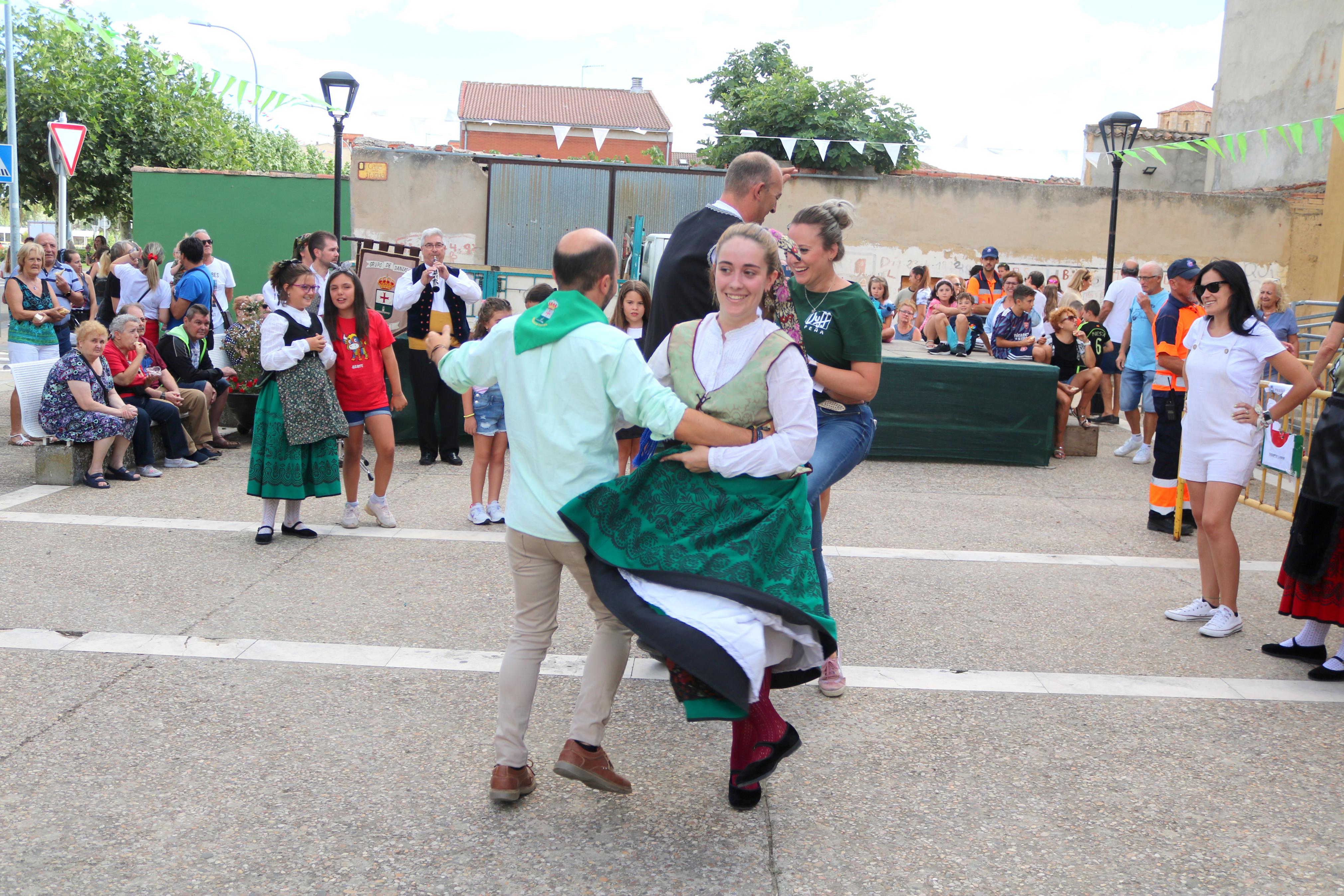 Villamuriel de Cerrato se mantiene fiel a la tradición con el reparto de pan, queso y vino