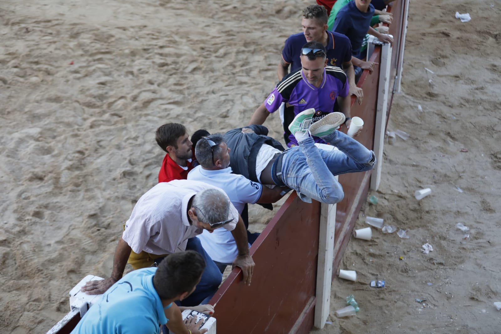 Fotos: La secuencia de imágenes del toro que ha embestido a un hombre en Peñafiel