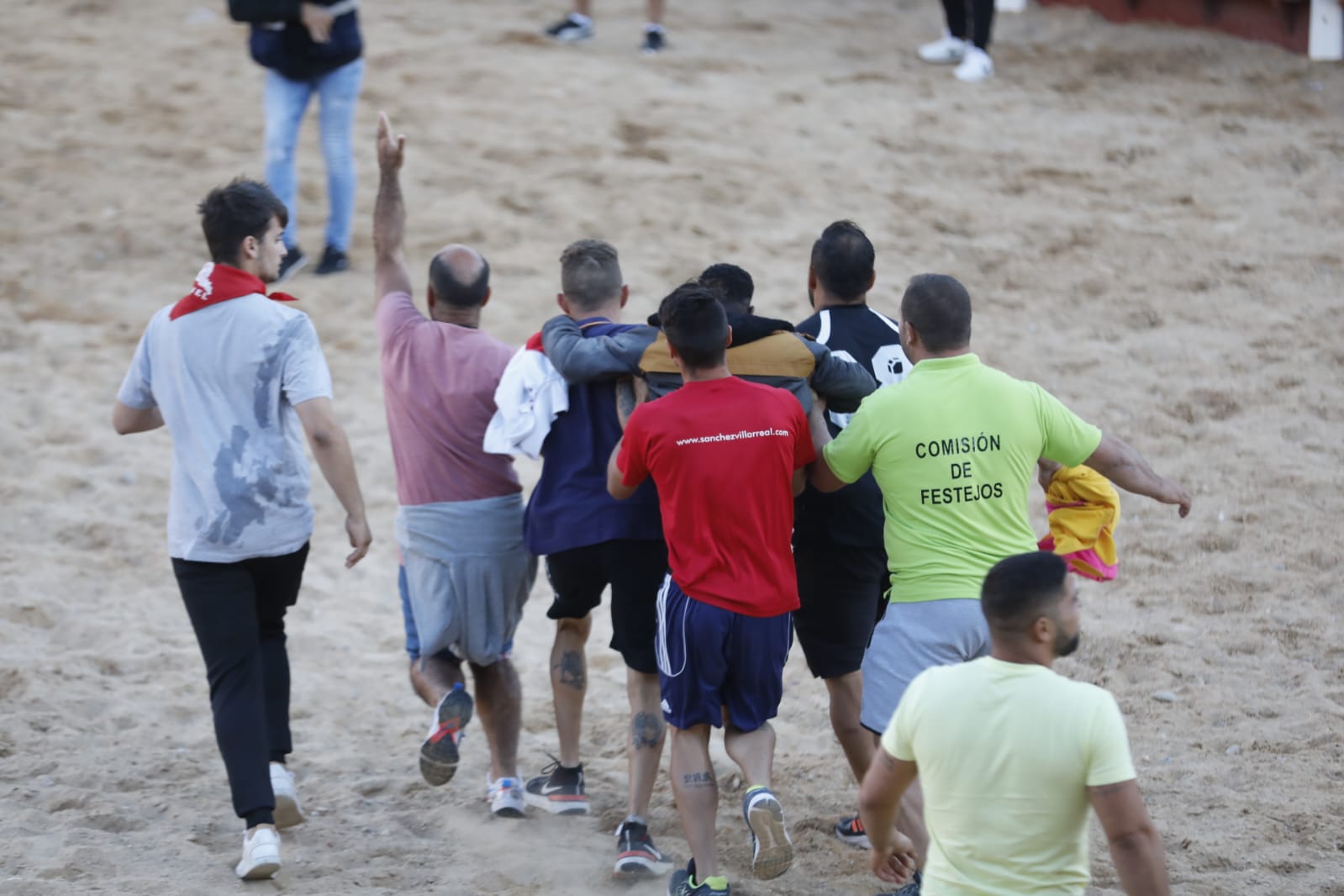 Fotos: La secuencia de imágenes del toro que ha embestido a un hombre en Peñafiel