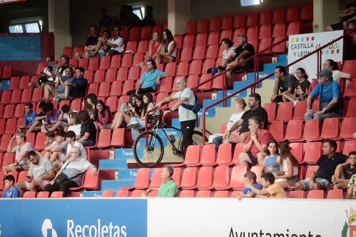 Fotos: El partido amistoso entre el Recoletas y El Haly