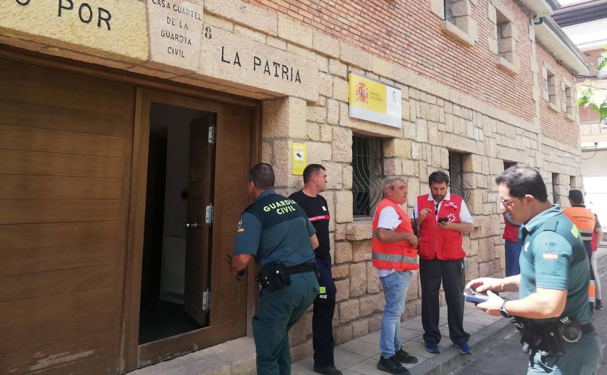 Guarda Civil, voluntarios de Protección Civil y personal de Cruz Roja, en Cantalejo. 