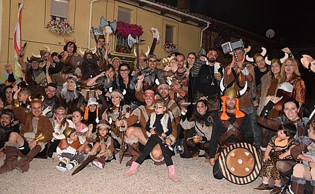 Vecinos de Mantinos disfrazados en una anterior edición de las fiestas patronales.