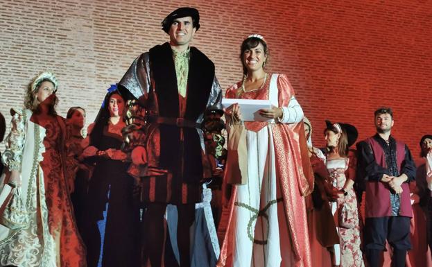 María Negro, Aposentadora Mayor, junto al alcalde de Medina del Campo, Guzmán Gómez.