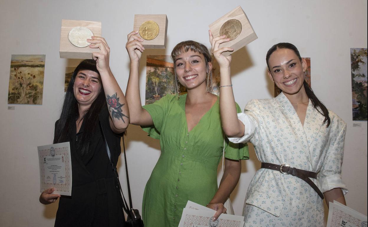 Madelen Pinuaga, Ana Castilla y Lía Esteban muestran sus medallas en la apertura de la exposición. 