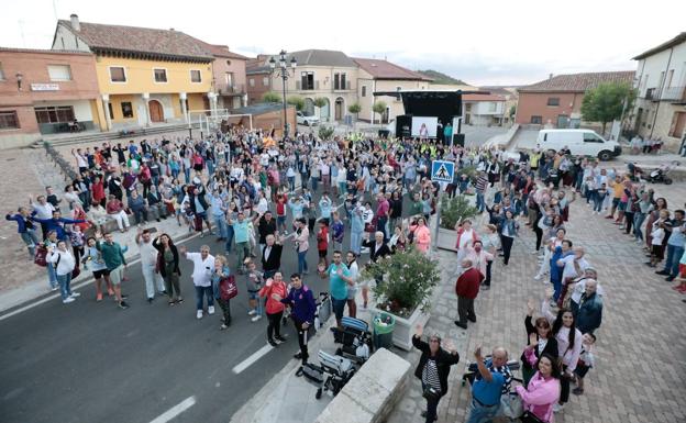 Cadena humana formada por los vecinos de Torrelobatón para recaudar fondos para Julia.