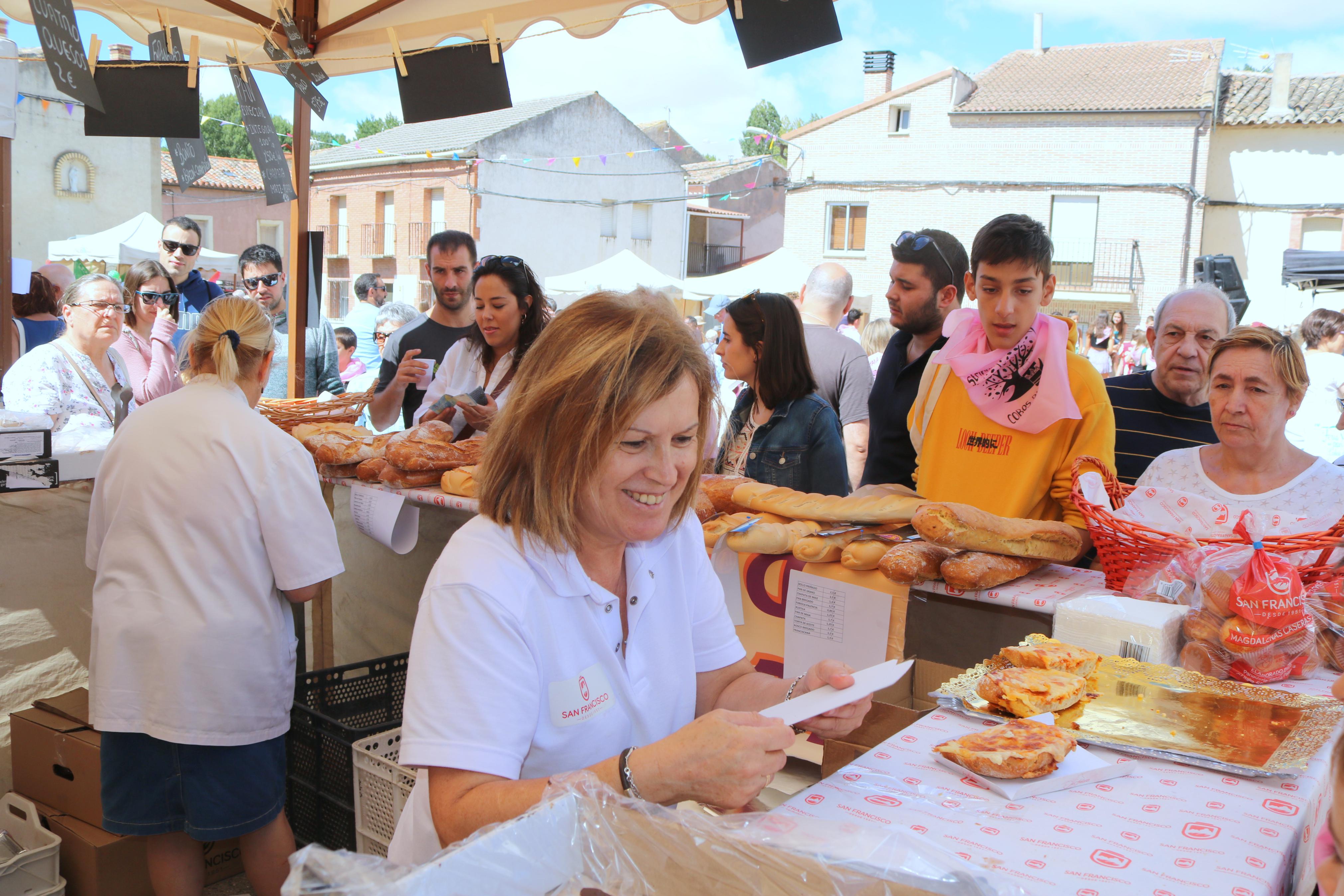 Vecinos y visitantes se volcaron con la Feria del Pan celebrada en Cobos de Cerrato