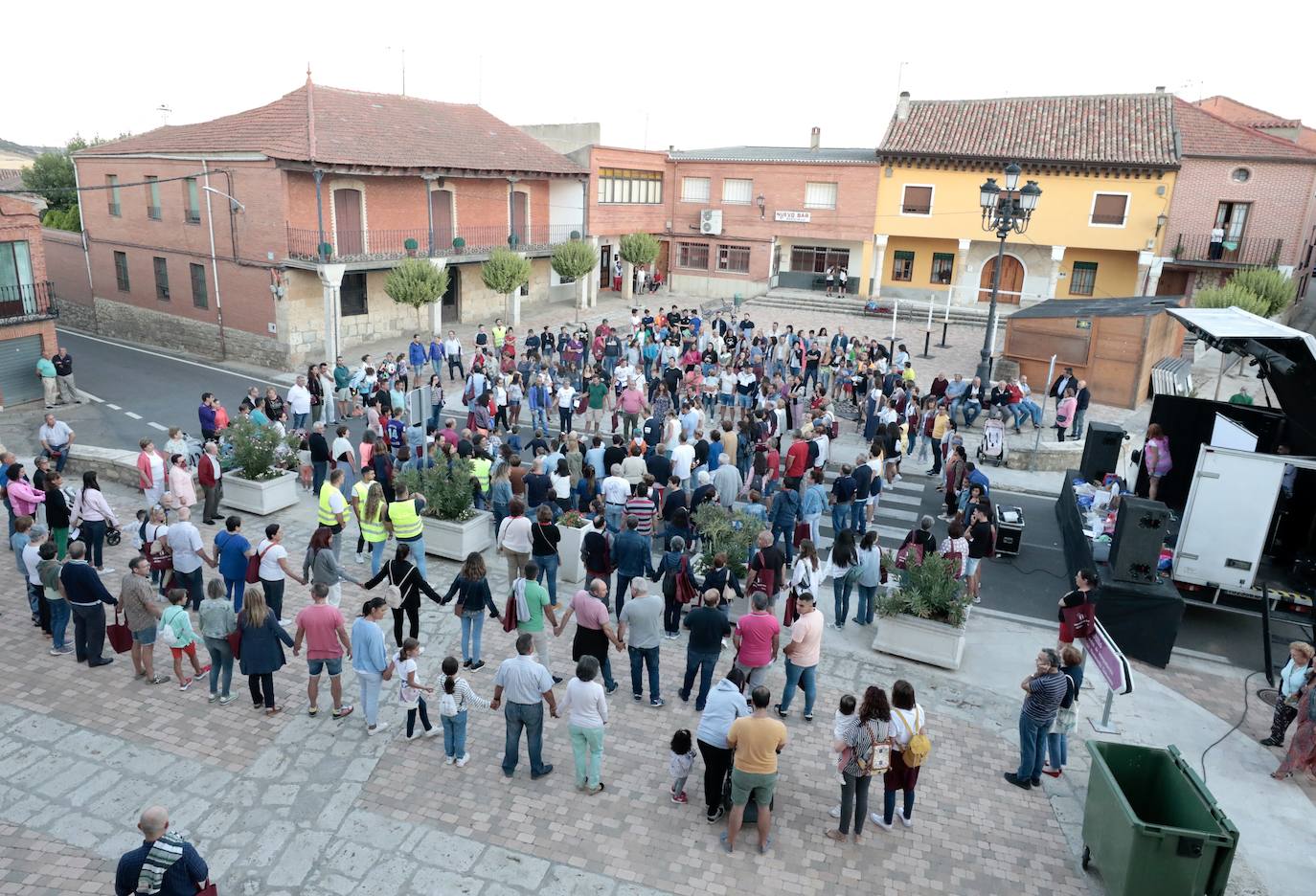 Fotos: Torrelobatón se une en un abrazo solidario para Julia