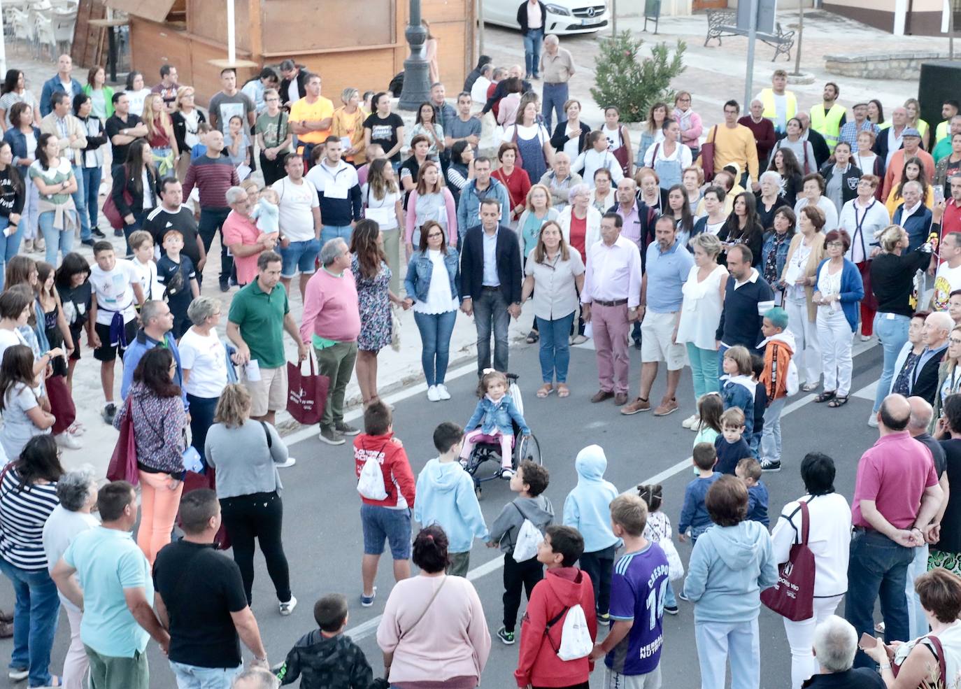 Fotos: Torrelobatón se une en un abrazo solidario para Julia