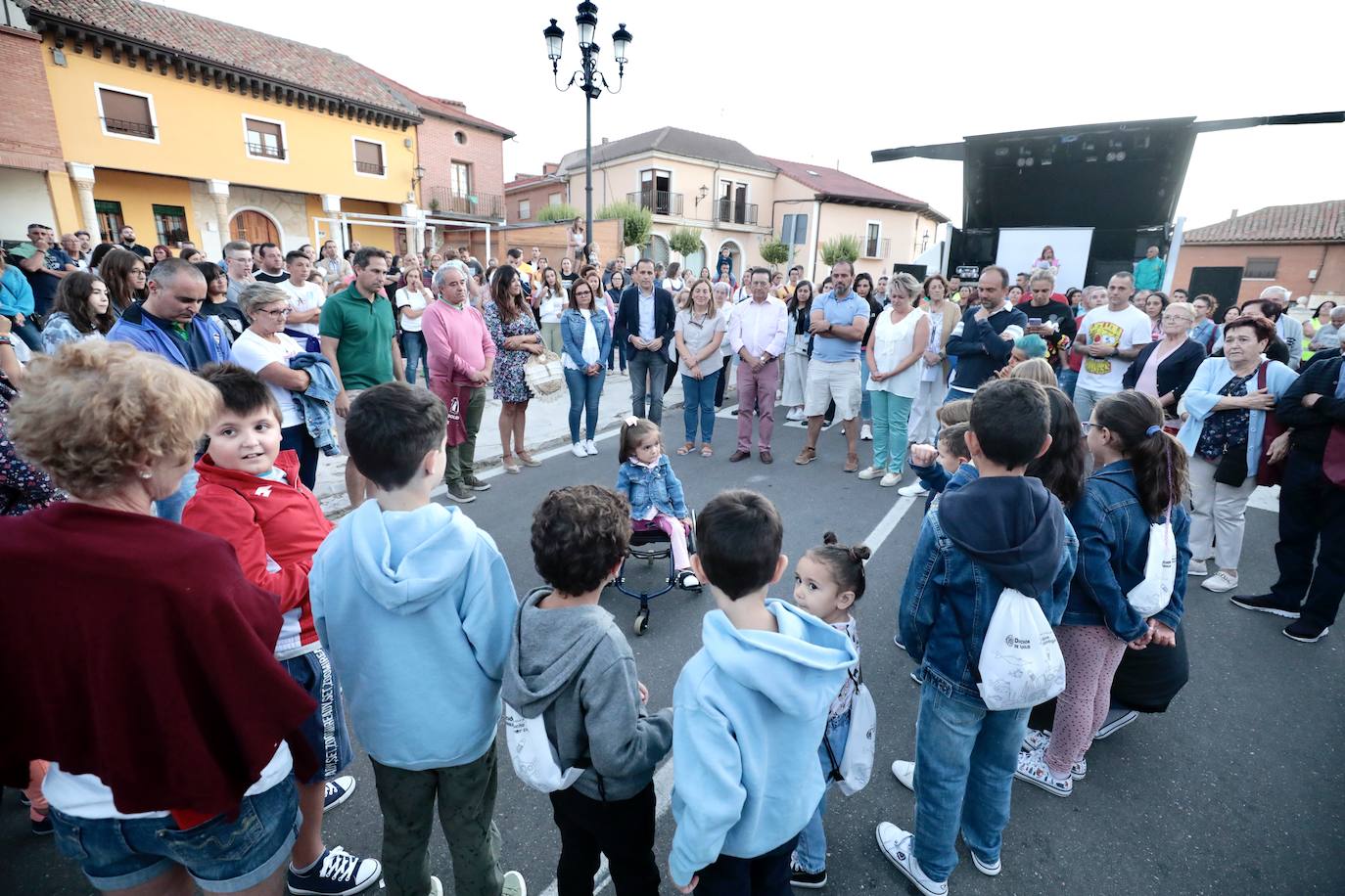 Fotos: Torrelobatón se une en un abrazo solidario para Julia