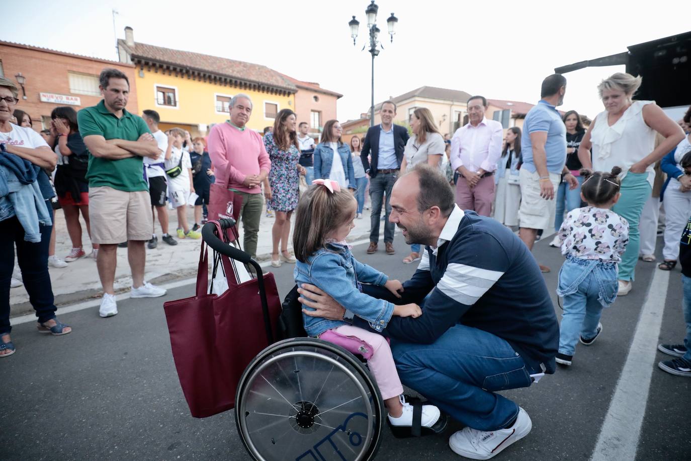 Fotos: Torrelobatón se une en un abrazo solidario para Julia