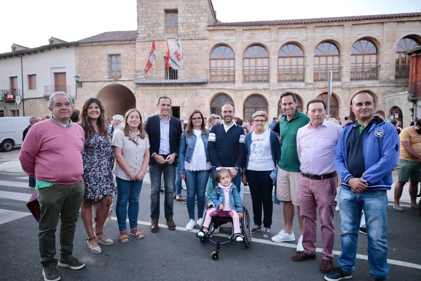 Fotos: Torrelobatón se une en un abrazo solidario para Julia