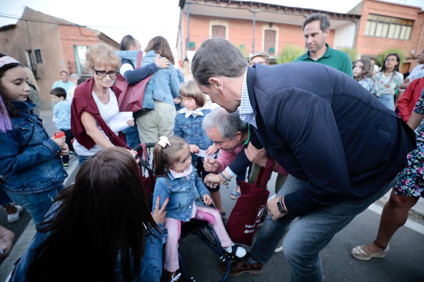 Fotos: Torrelobatón se une en un abrazo solidario para Julia