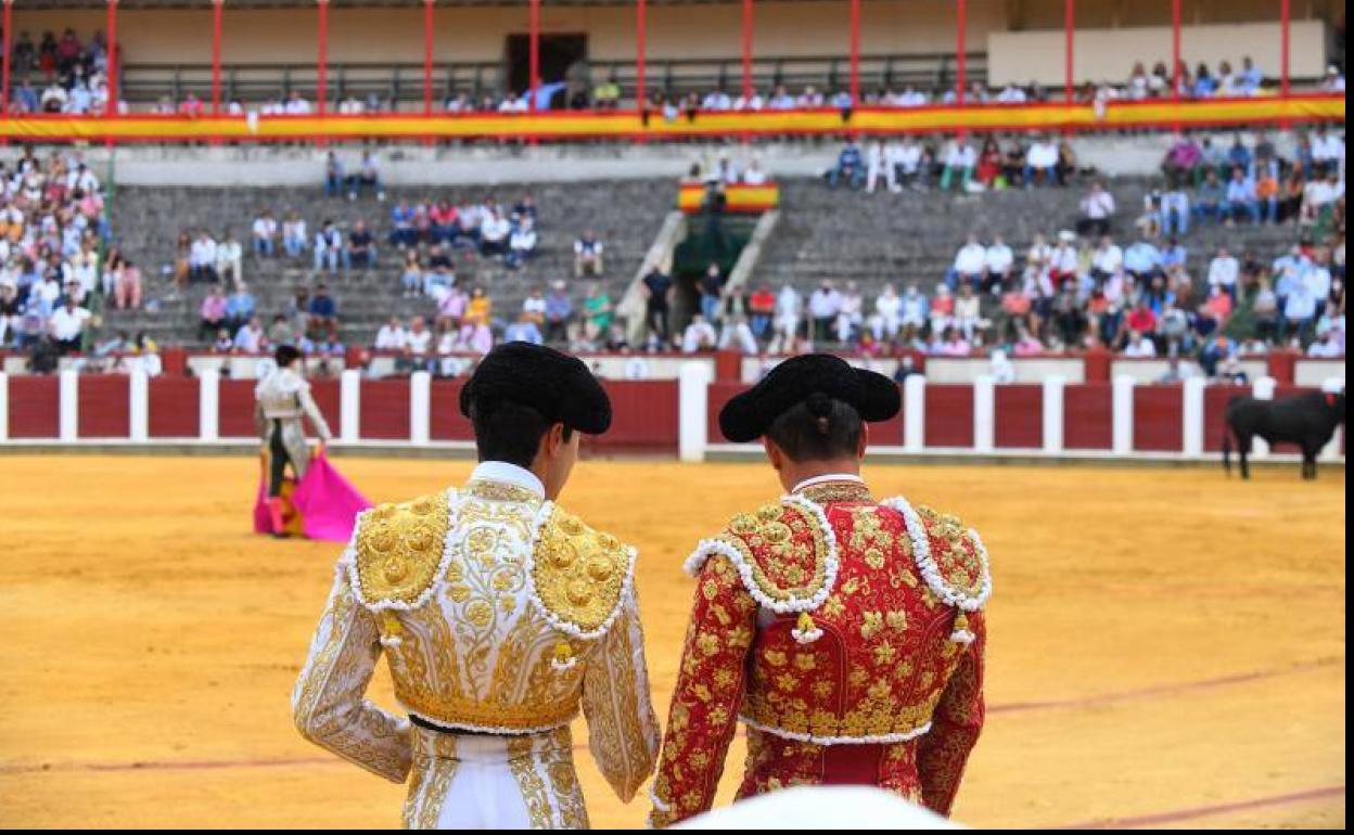 Manzanares (a la derecha) observa atónito lo que sucede en el ruedo. 