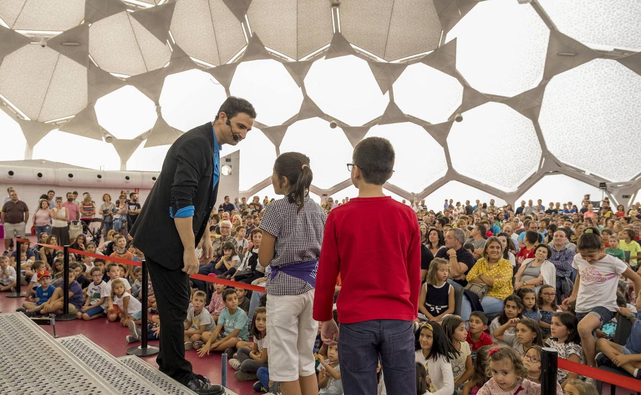 Magia para niños en la Cúpula del Milenio. 