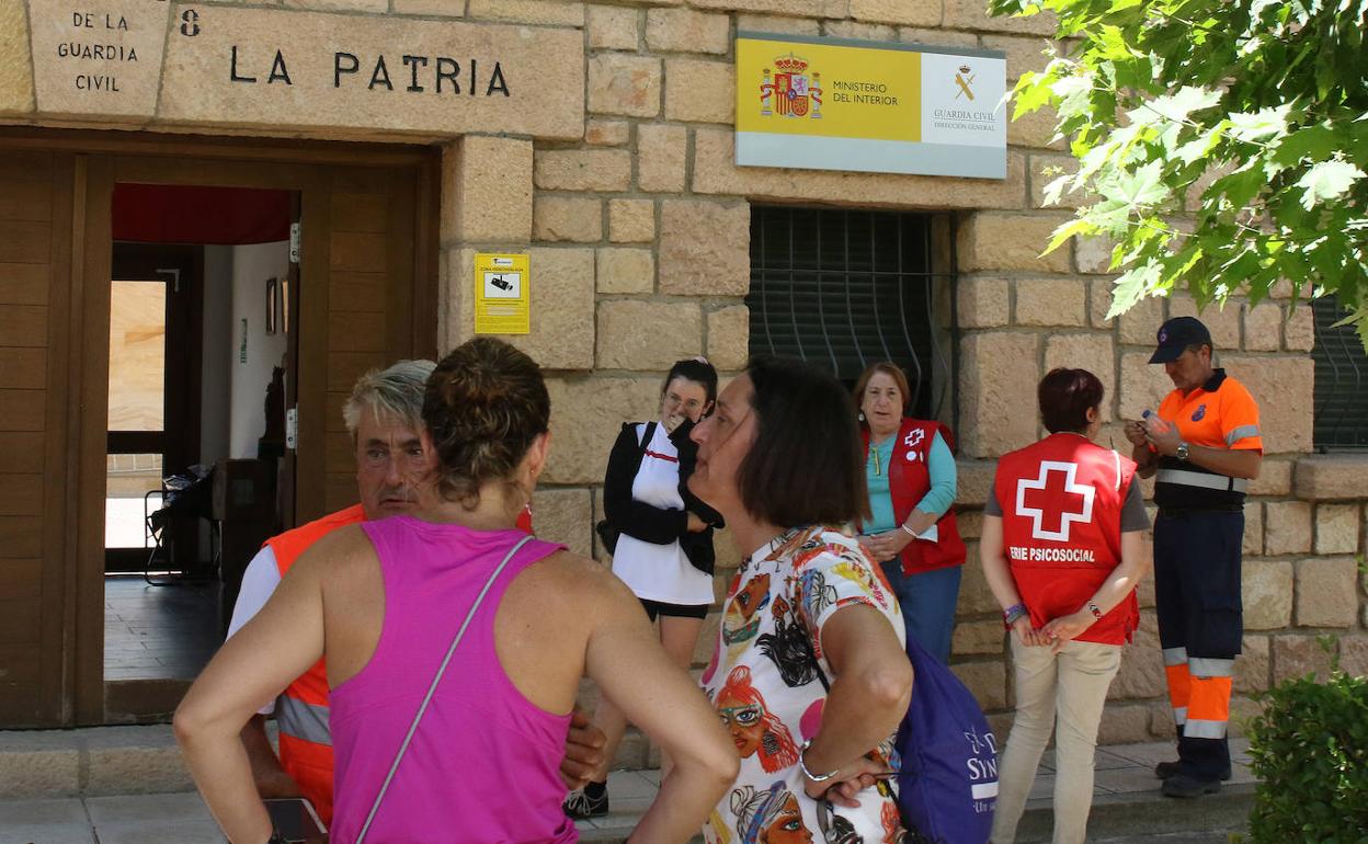 Vecinos, miembros de Protección Civil y de Cruz Roja y la Guardia Civil, en el puesto de mando instalado en el cuartel de la Benemérita en Cantalejo. 