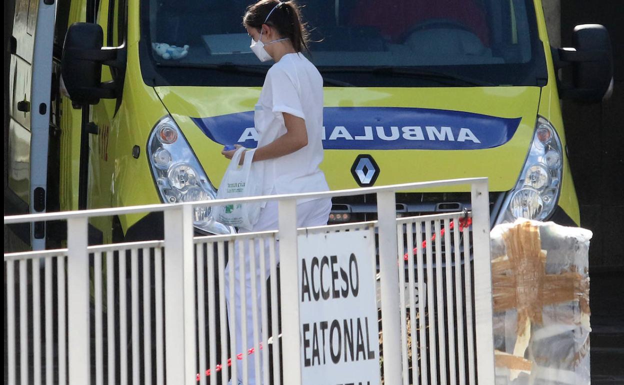 Personal sanitario pasa por delante de una ambulancia en el Hospital General de Segovia. 