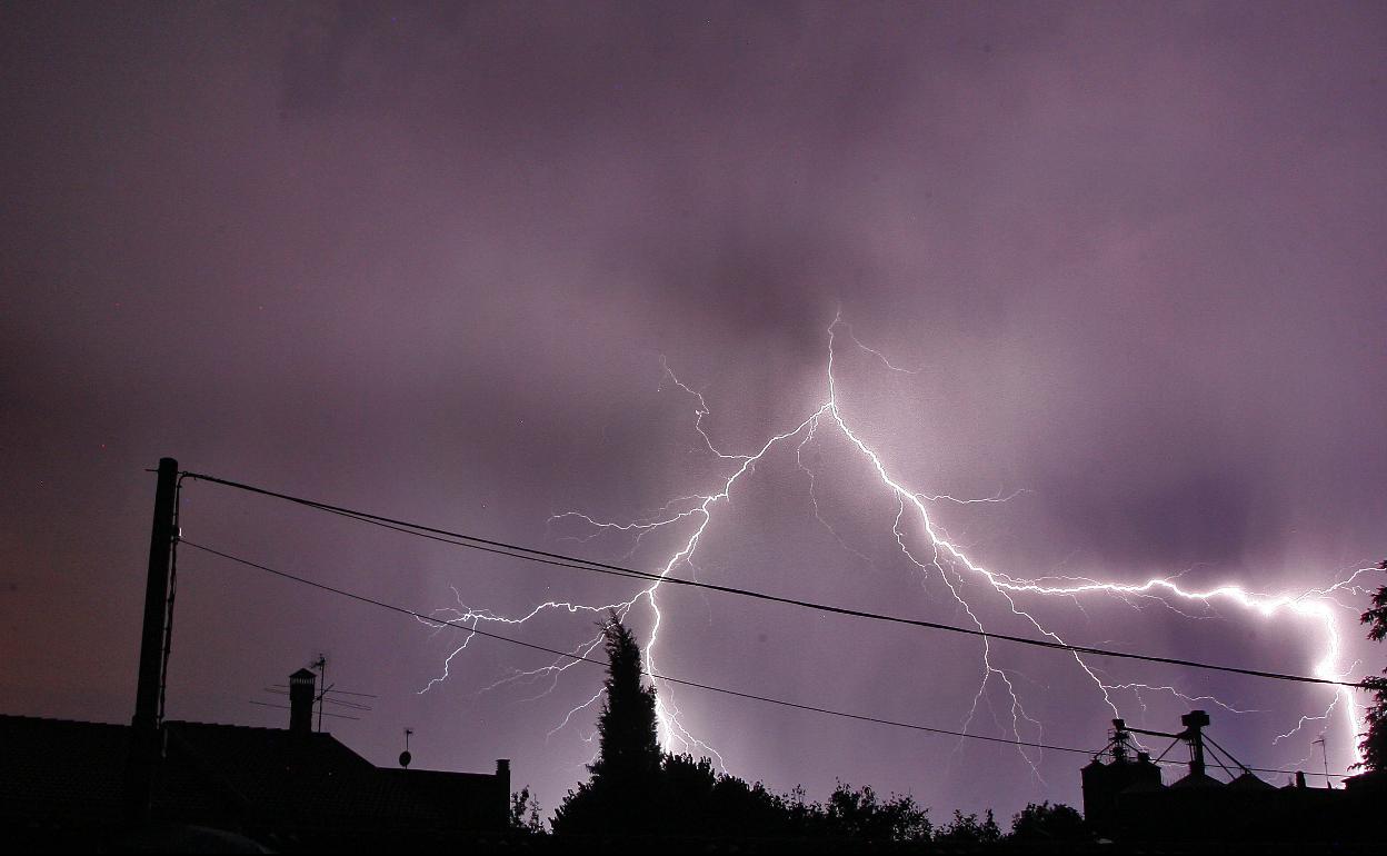 Una tormenta eléctrica descarga en Mojados en una imagen de archivo 