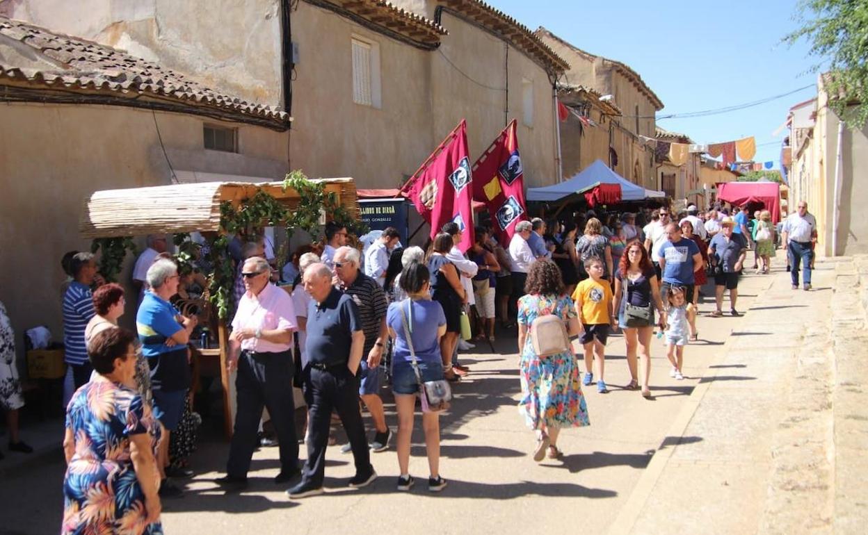 Asistentes al mercado artesanal de Tordehumos. 