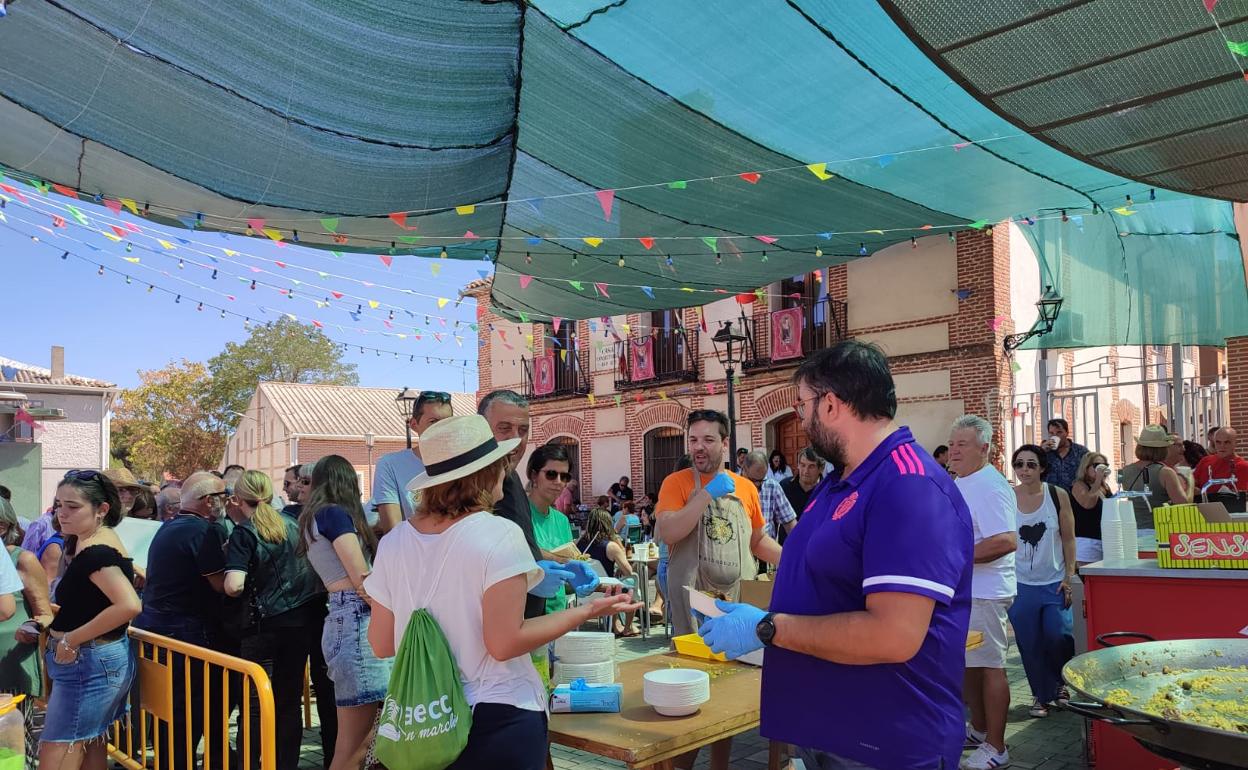 Cientos de personas degustan la paella popular que disfrutaron cerca de 500 personas. 