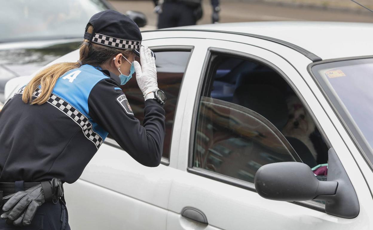 Una policía local de León aborda a un conductor en una imagen de archivo.