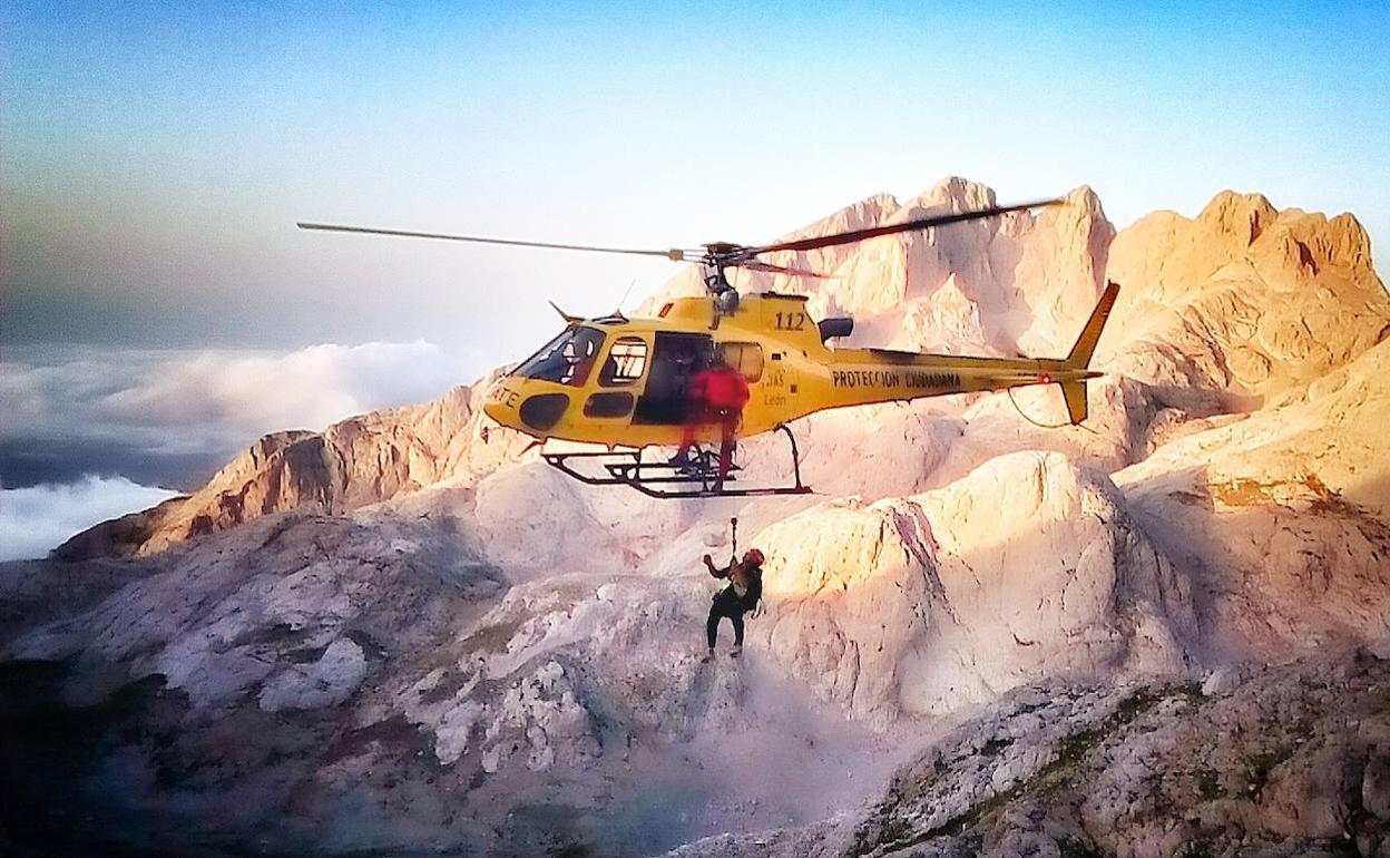 Un rescatador se descuelga para asistir a un accidentado en los Picos de Europa. 