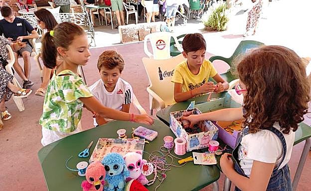 Los niños de San Cebrián, vendiendo aquellos artículos que ya no usan 