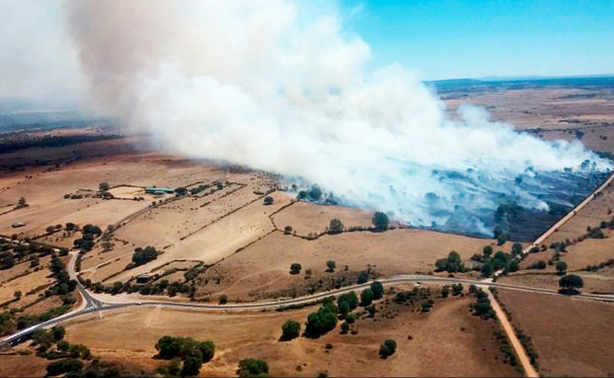 Se mantiene activo el fuego declarado ayer en Fuenteliante, en la provincia de Salamanca