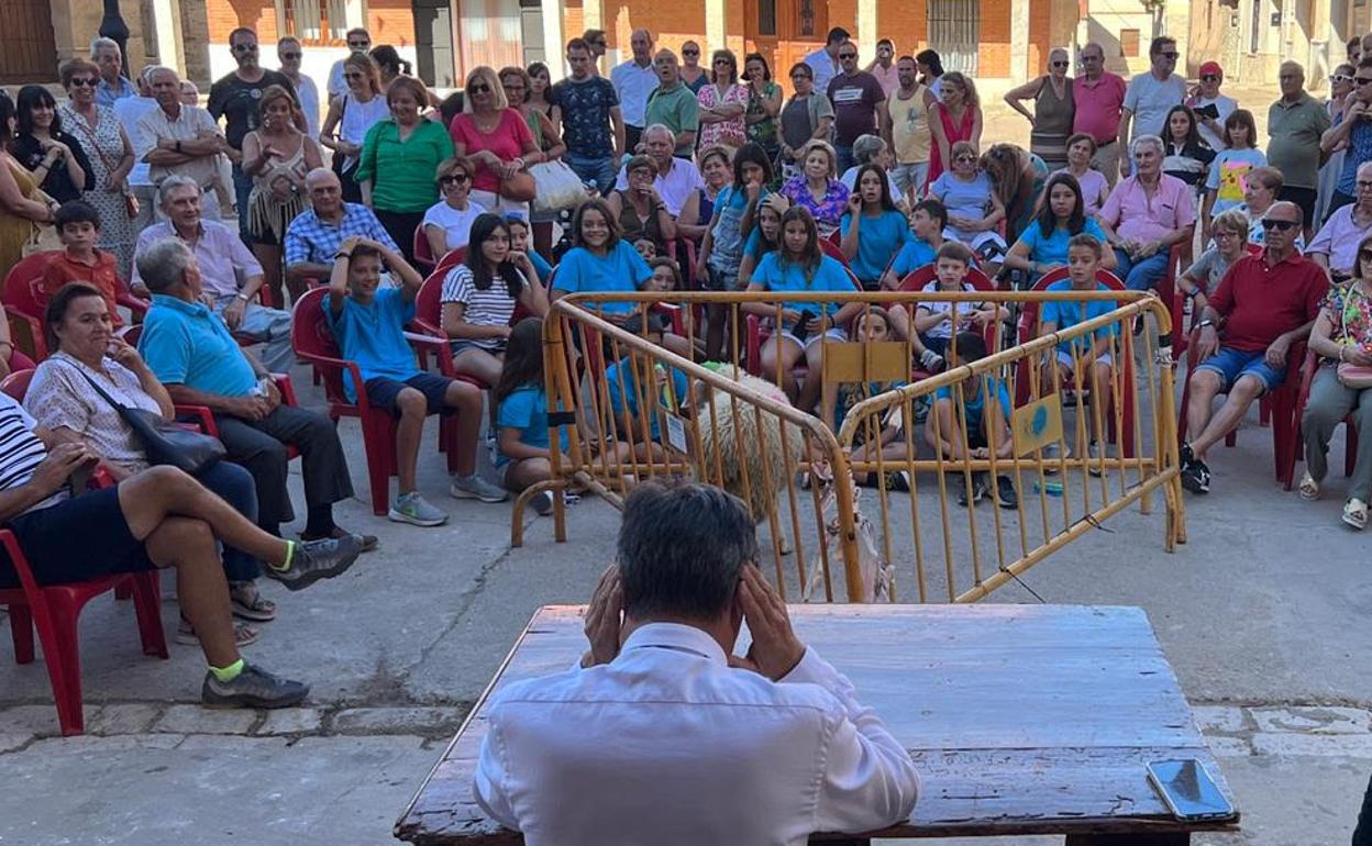 Momento de la tradicional puja en el municipio de Tiedra. 